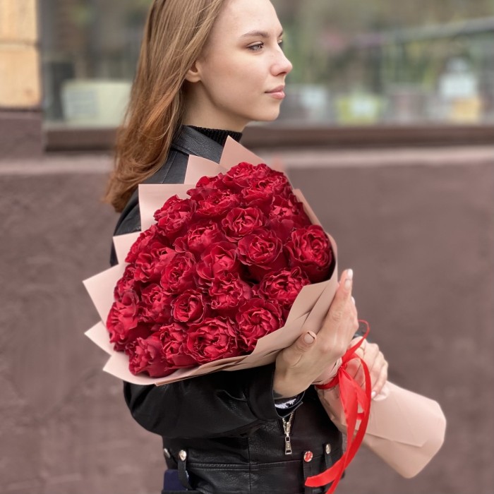 25 красных пионовидных роз Хартс